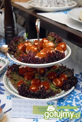 Bieluchowe kuleczki na zielonej sałacie.