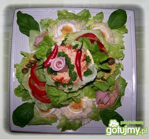Biesiadna piramida  przekąsek waflowych. Biesiadna piramida  przekąsek waflowych.
