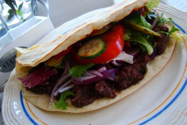 Bieszczadzka tortilla z kaszanką i warzywami Bieszczadzka tortilla z kaszanką i warzywami