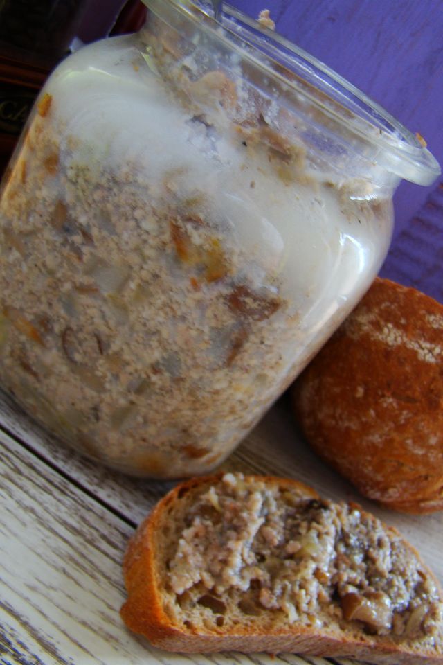Bieszczadzki smalczyk z grzybami leśnymi . Bieszczadzki smalczyk z grzybami leśnymi .