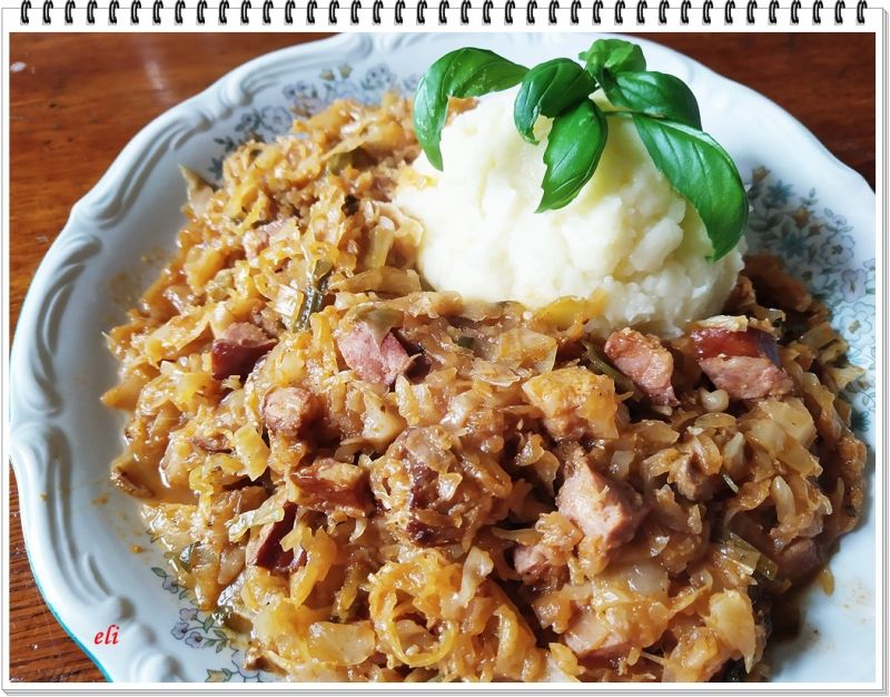 Bigos Eli podany z ziemniakami Bigos Eli podany z ziemniakami