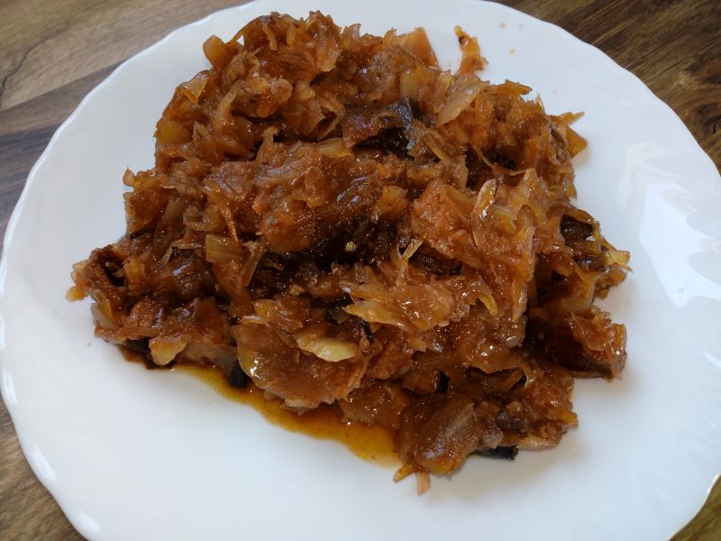 Bigos na grillowanej kiełbasie ze śliwkami Bigos na grillowanej kiełbasie ze śliwkami