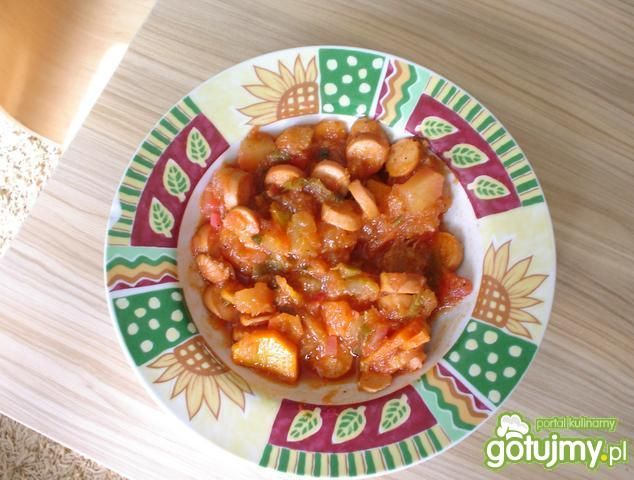 Bigos z cukini z parówkami i buraczkiem Bigos z cukini z parówkami i buraczkiem
