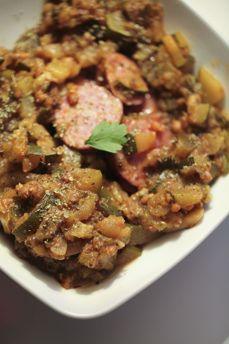 Bigos z cukinii z gruszką, kiełbasą i ziołami  Bigos z cukinii z gruszką, kiełbasą i ziołami