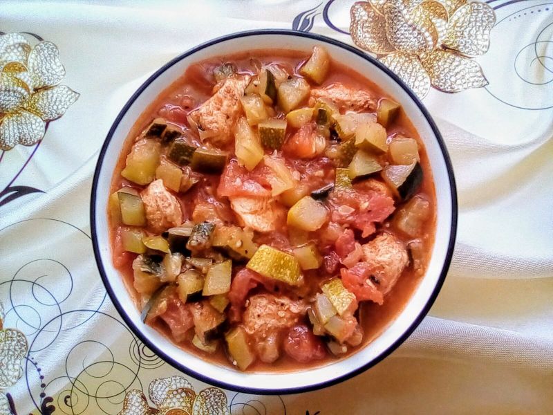 Bigos z cukinii z mięsem drobiowym 