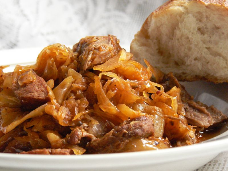 Bigos z dodatkiem młodej kapusty