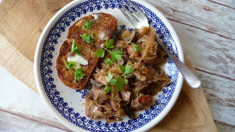 Bigos z grzybami i kiełbasą