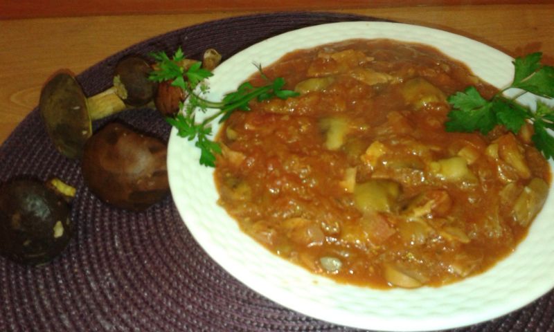 Bigos z grzybami leśnymi