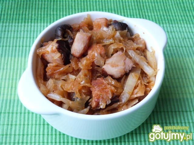 Bigos z grzybami, mięsem i szynką