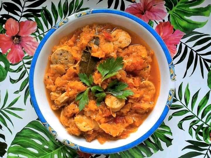 Bigos z kapusty kiszonej z dynią i białą kiełbasą