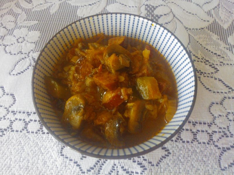 Bigos z kapusty pekińskiej z cukinią i pieczarkami