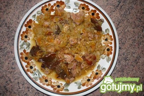 Bigos z kiełbasą i suszonymi grzybami