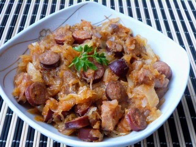 Bigos z kiełbasą i suszonymi grzybami Bigos z kiełbasą i suszonymi grzybami