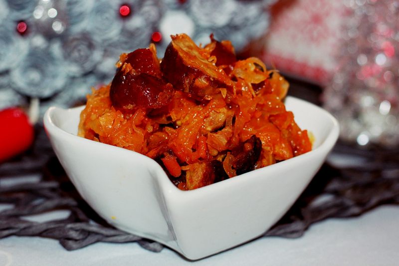 Bigos z kiełbaską i grzybkami 