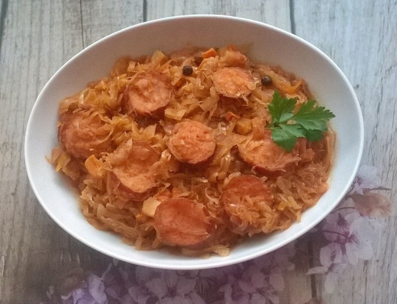 Bigos z kiszonej kapusty z kiełbaską Bigos z kiszonej kapusty z kiełbaską