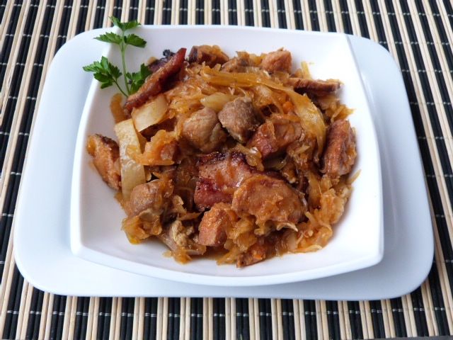 Bigos z mięsem i kiełbasą Bigos z mięsem i kiełbasą