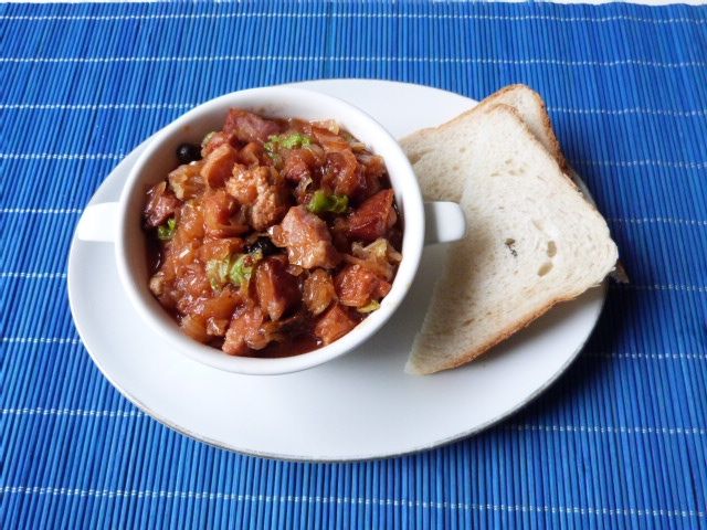 Bigos z mięsem i wędzonym boczkiem  Bigos z mięsem i wędzonym boczkiem