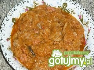 Bigos z mięsem, kiełbasą i pieczarkami Bigos z mięsem, kiełbasą i pieczarkami