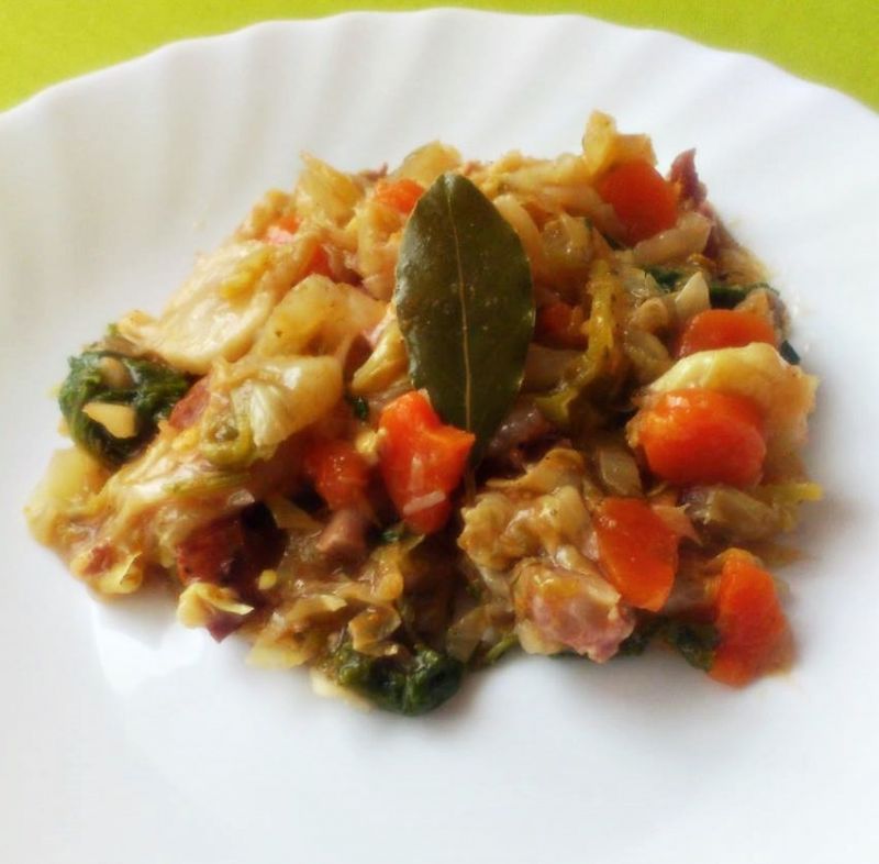 Bigos (z mięsem, warzywami i jarmużem) Bigos (z mięsem, warzywami i jarmużem)