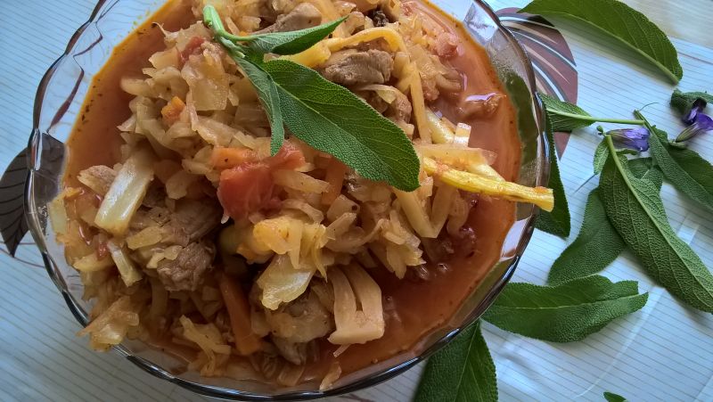 Bigos z młodej kapustki z indykiem i fasolką Bigos z młodej kapustki z indykiem i fasolką