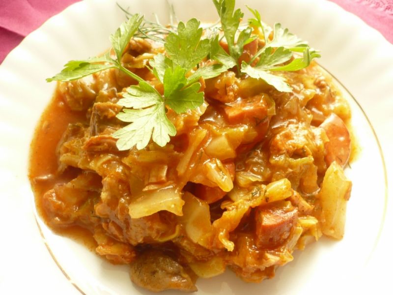 Bigos z młodej kapusty