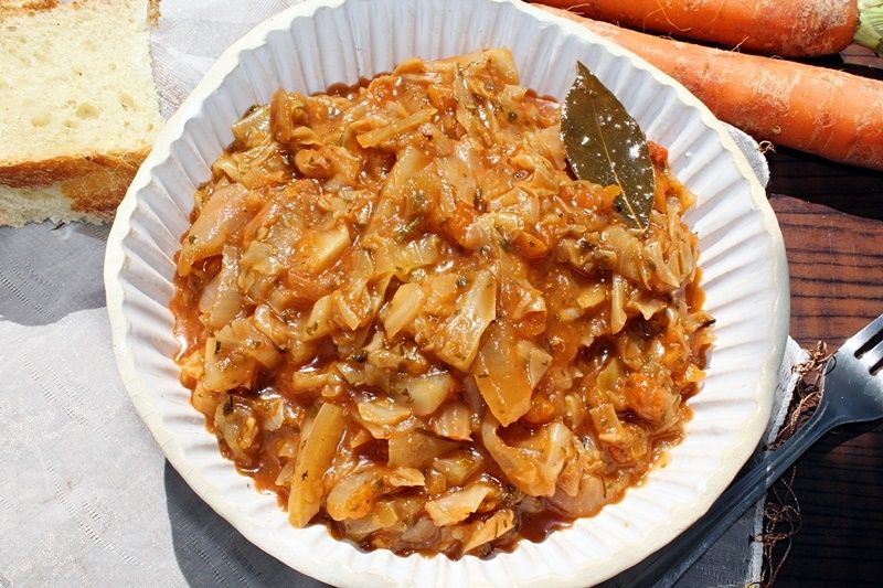 Bigos z młodej kapusty