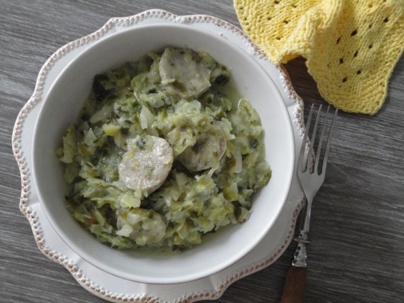 Bigos z młodej kapusty pod beszamelem