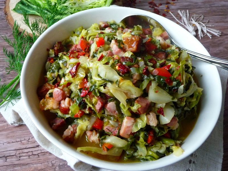 Bigos z młodej kapusty z boczkiem Bigos z młodej kapusty z boczkiem