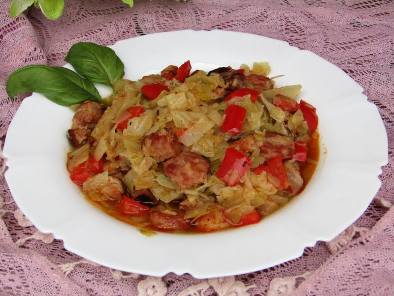 Bigos z młodej kapusty z boczkiem i papryką