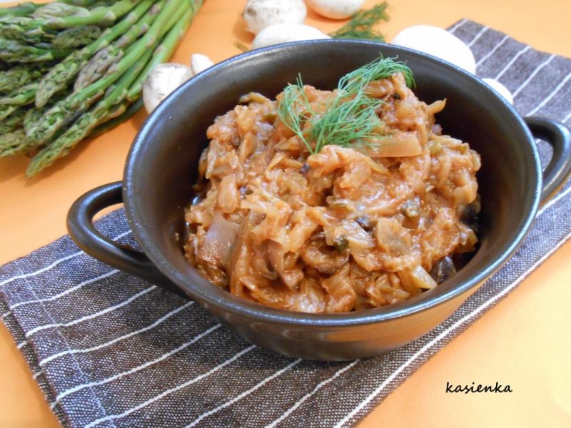Bigos z młodej kapusty z pieczarkami Bigos z młodej kapusty z pieczarkami