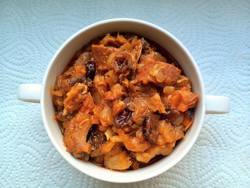 Bigos z suszoną żurawiną 