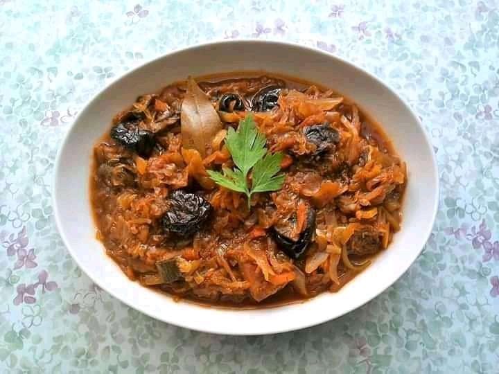 Bigos z suszonymi borowikami i śliwkami z winem