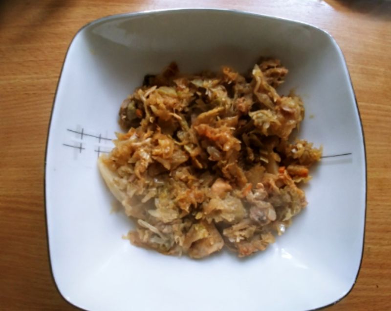 Bigos z suszonymi grzybami, kiełbasą i boczkiem Bigos z suszonymi grzybami, kiełbasą i boczkiem