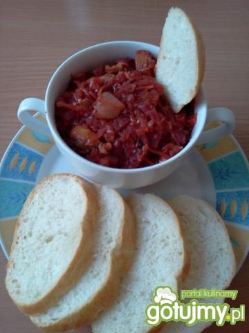 Bigos z trzech kapust z suszonymi grzyb.