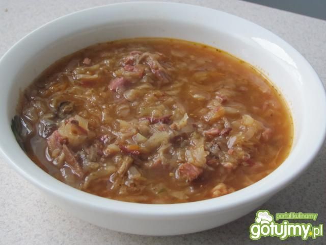 Bigos z winem i suszonymi śliwkami