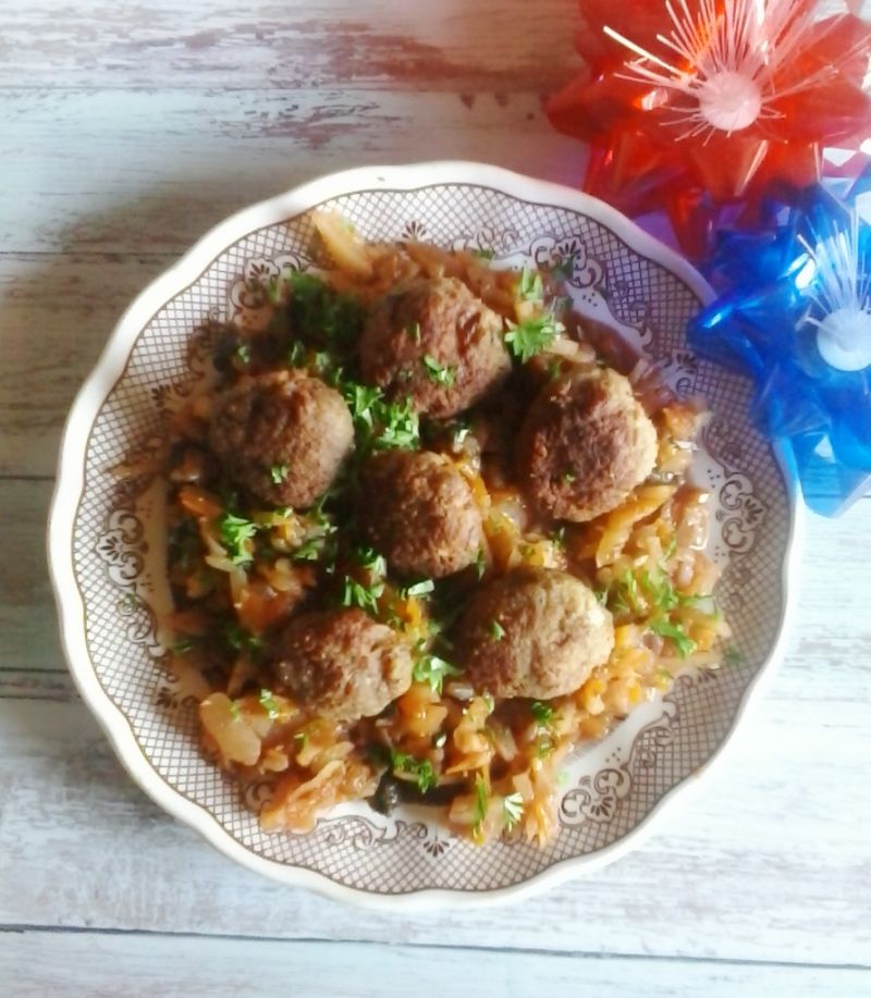 Bigos ze smażonymi pulpecikami