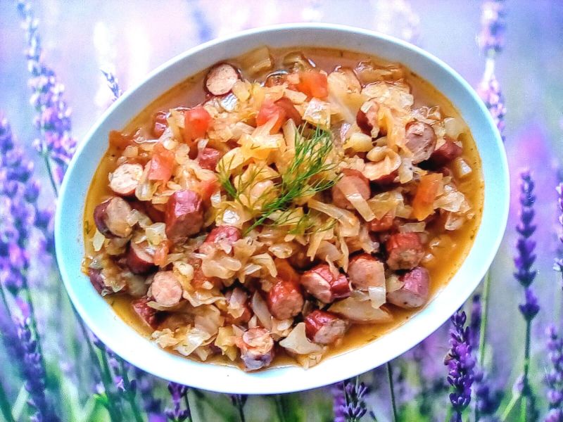 Bigosik z młodej kapusty z kiełbasą i pomidorami