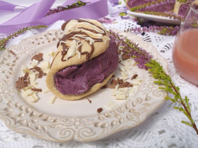 Biskwity z kremem jagodowym i czekoladą Biskwity z kremem jagodowym i czekoladą