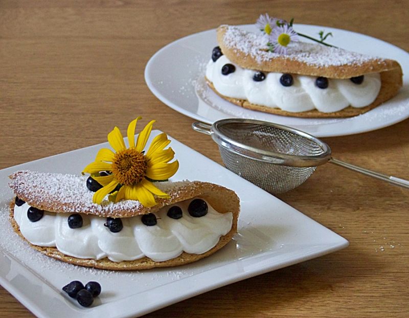 Biskwity z kremem mascarpone i jagodami Biskwity z kremem mascarpone i jagodami