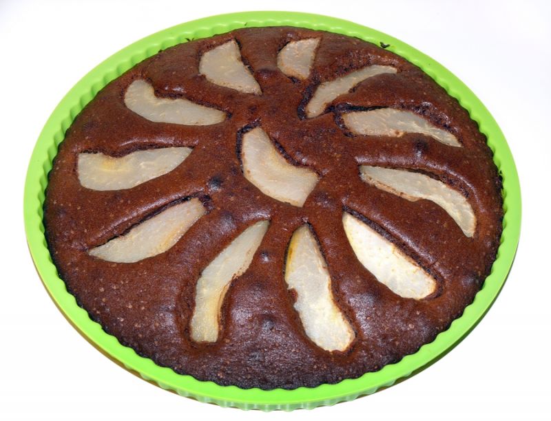 Biszkopt czekoladowy z gruszkami