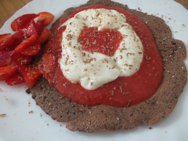 Biszkopt czekoladowy z musem truskawkowym  Biszkopt czekoladowy z musem truskawkowym