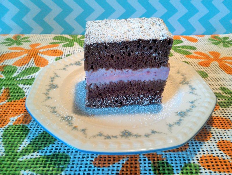 Biszkopt kakaowy z kremem malinowym Biszkopt kakaowy z kremem malinowym