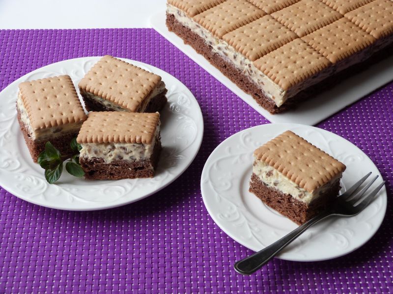 Biszkopt kakaowy z masą słonecznikową