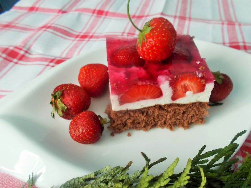 Biszkopt kakaowy z truskawkami