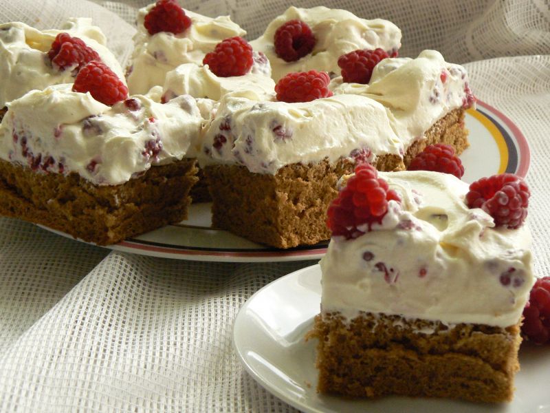 Biszkopt kawowy z bitą śmietaną i malinami