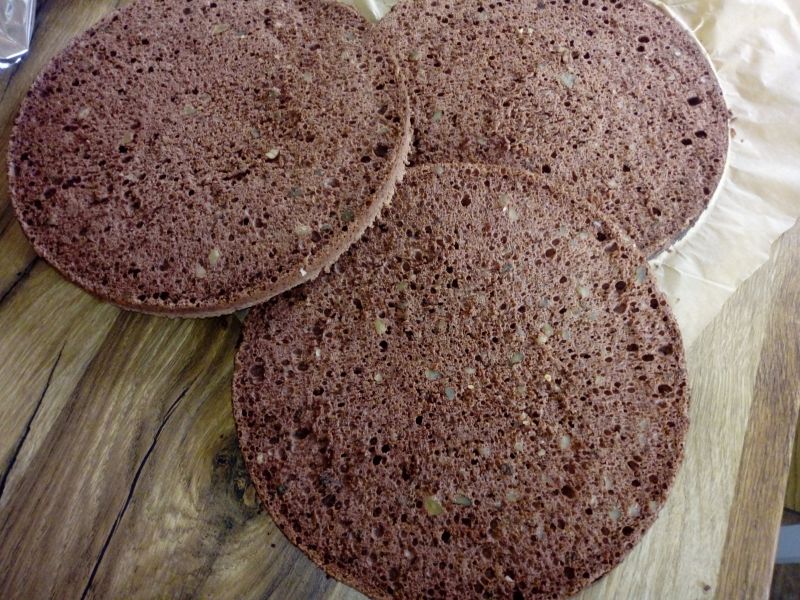 Biszkopt orzechowo-czekoladowy z białek Biszkopt orzechowo-czekoladowy z białek