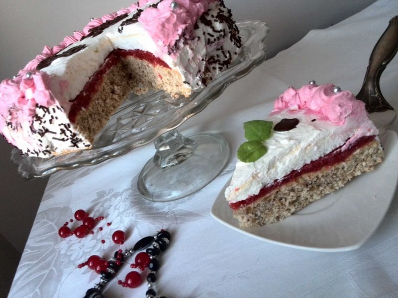 Biszkopt orzechowy z bezą i masą truskawkową  Biszkopt orzechowy z bezą i masą truskawkową