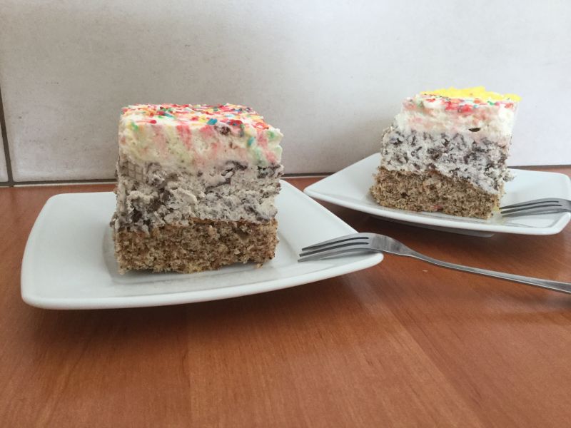 Biszkopt orzechowy z masą i ciasteczkami Biszkopt orzechowy z masą i ciasteczkami