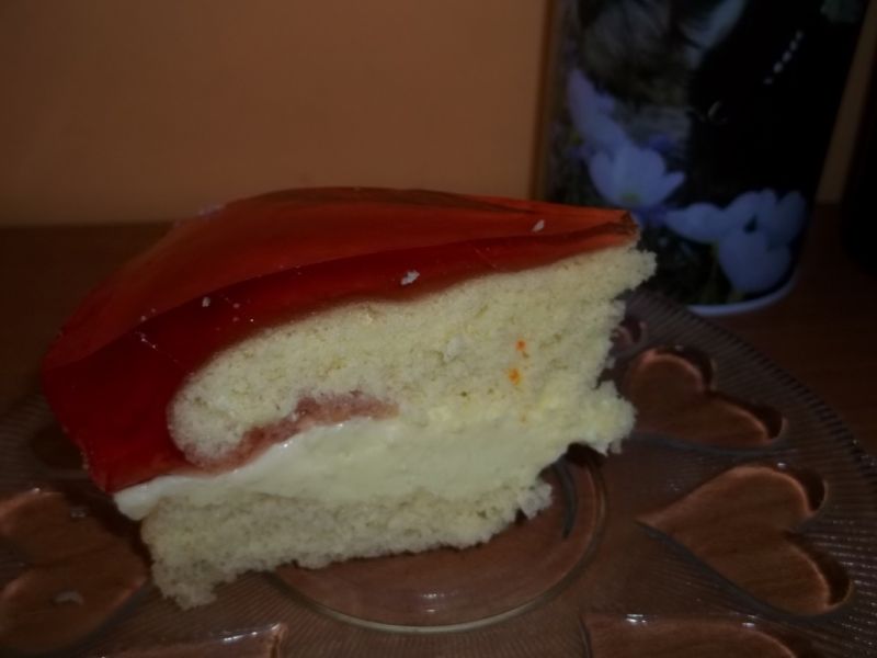 Biszkopt przekładany kremem z galaretką