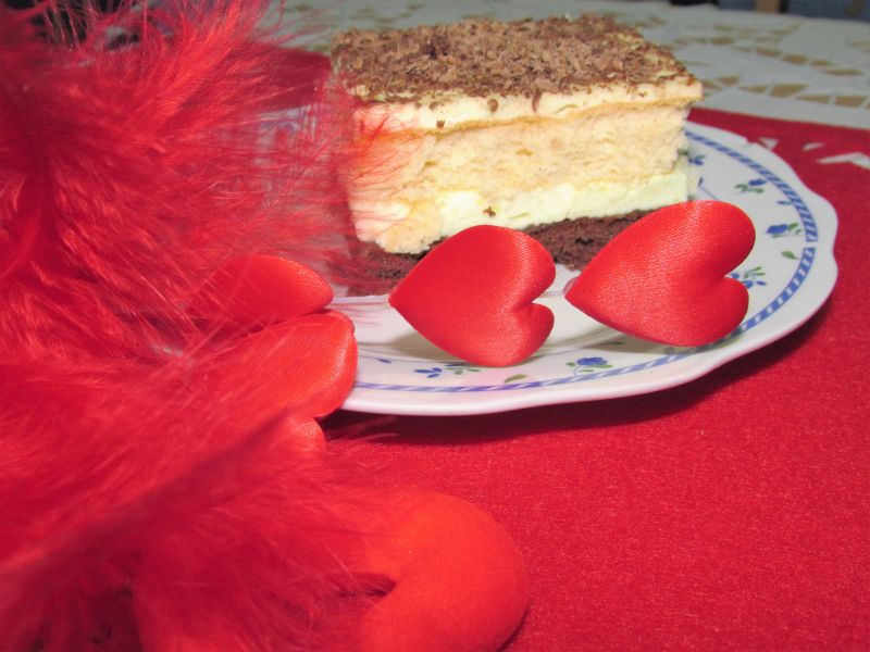 Biszkopt przekładany masą śmietanową Biszkopt przekładany masą śmietanową